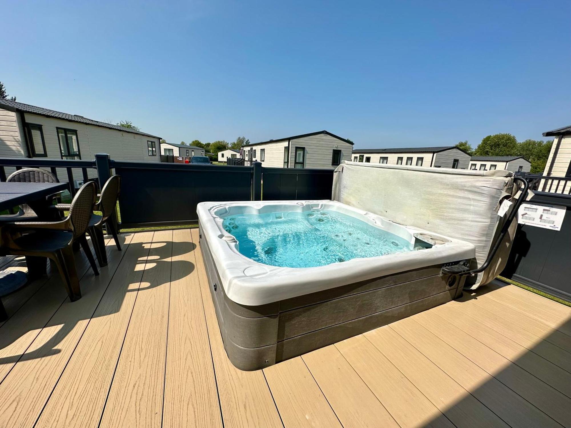 The Boat House, Hot Tub Lodge South Cerney Ngoại thất bức ảnh