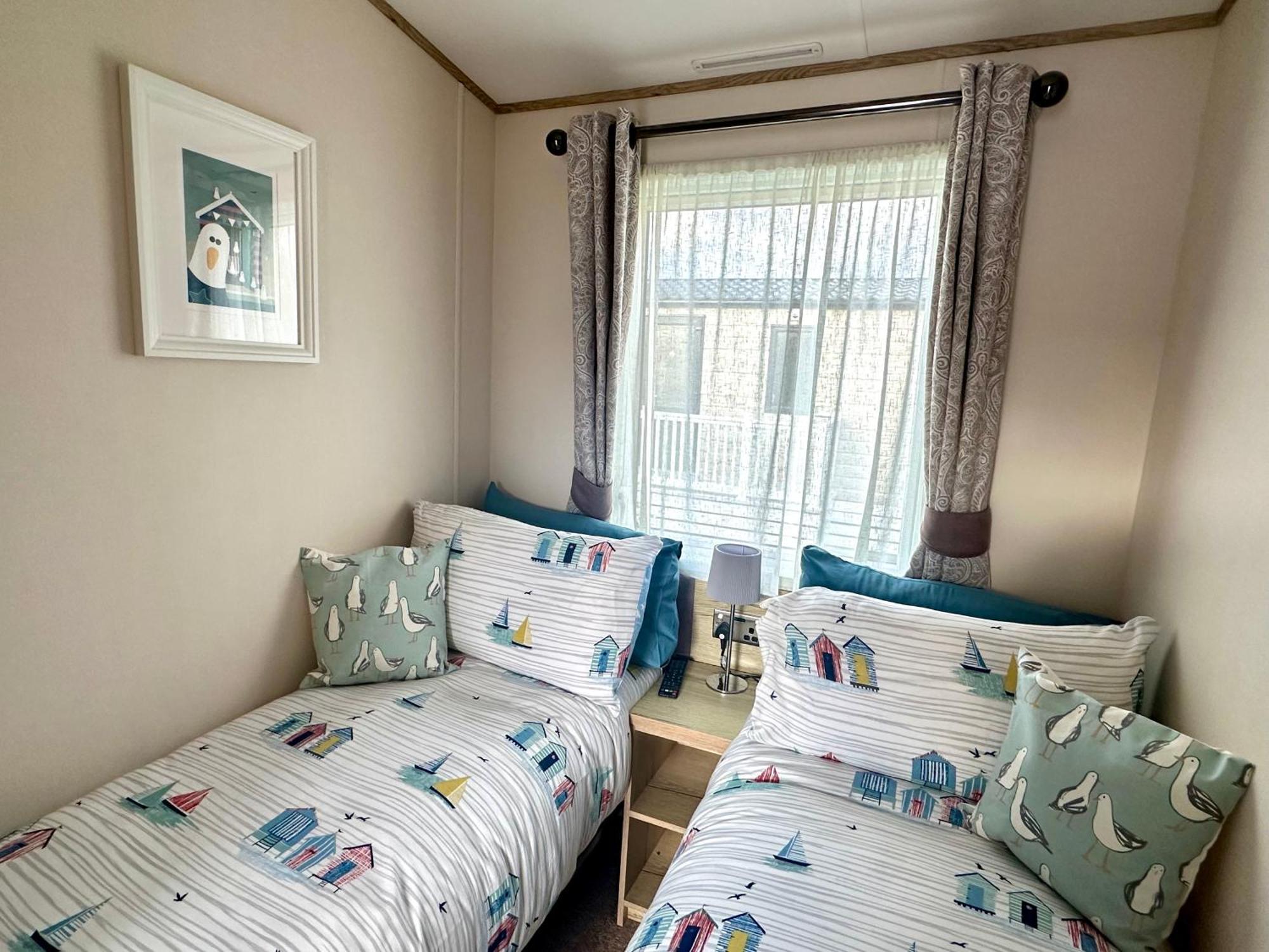 The Boat House, Hot Tub Lodge South Cerney Ngoại thất bức ảnh