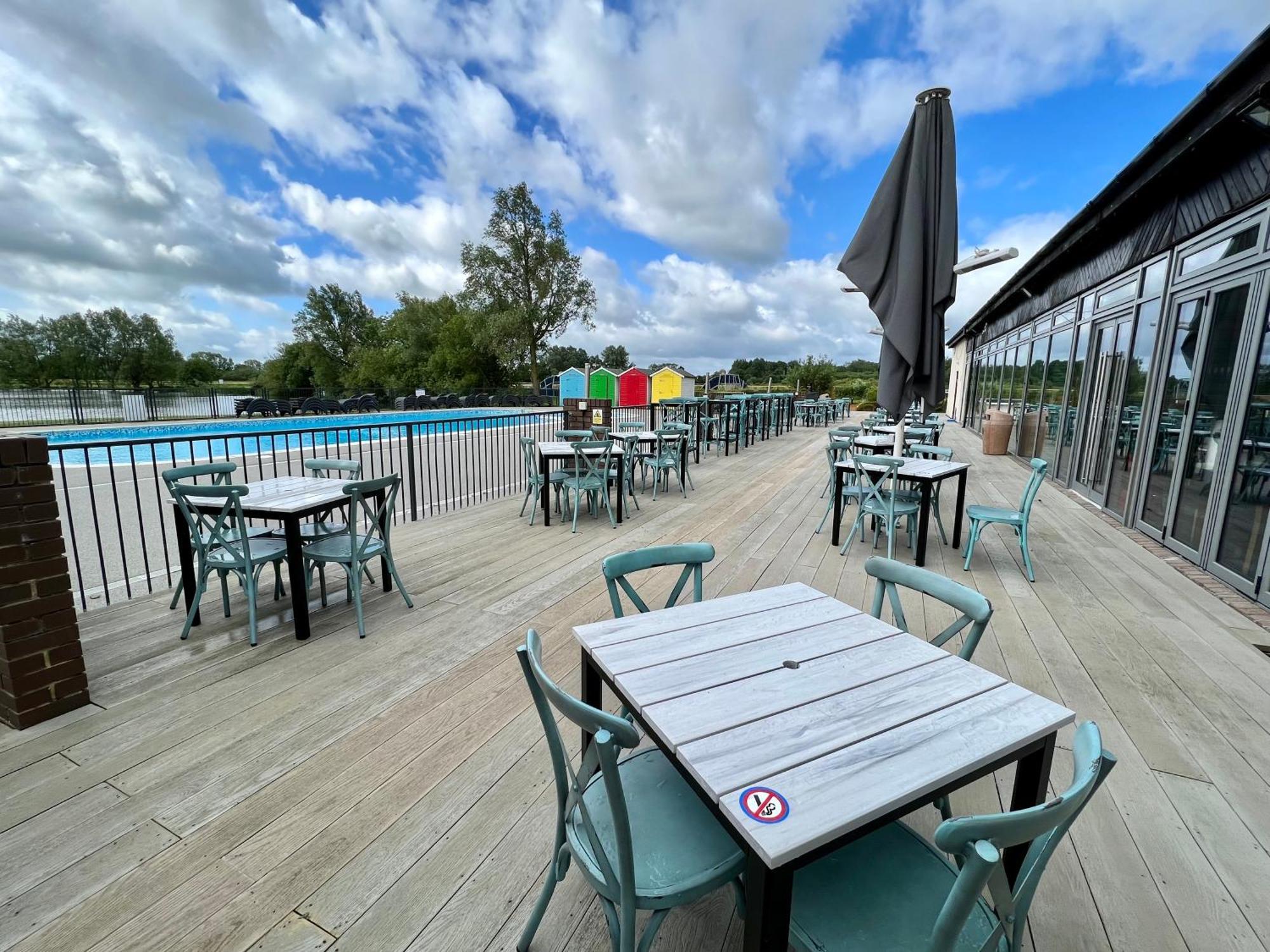 The Boat House, Hot Tub Lodge South Cerney Ngoại thất bức ảnh